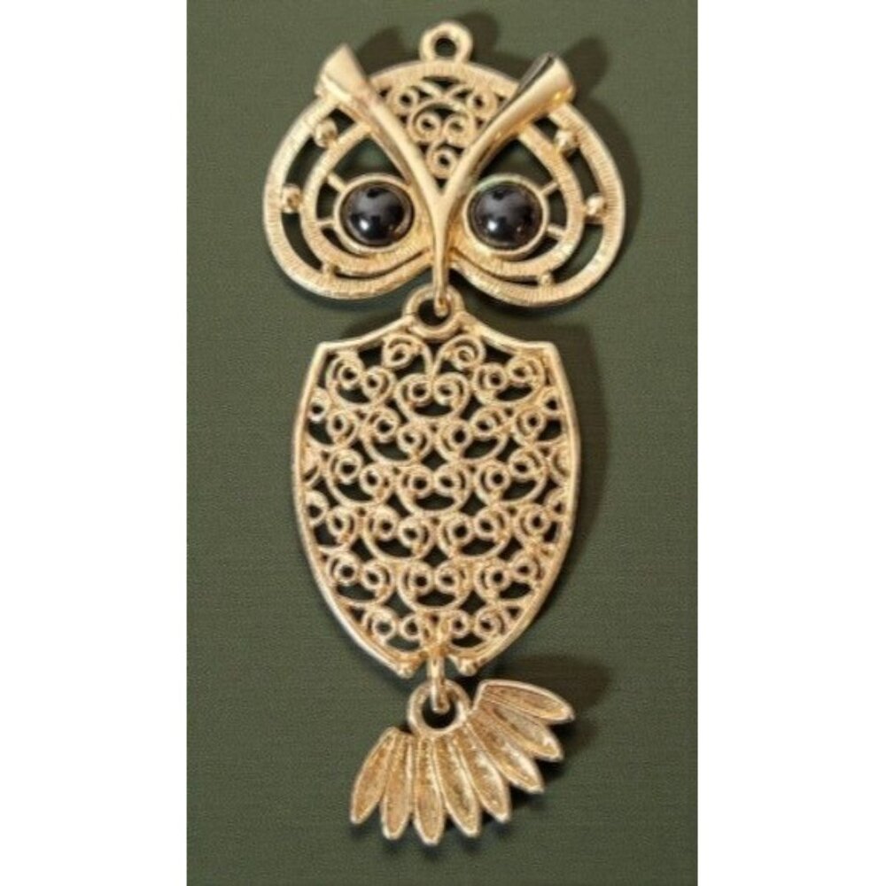 This is a vintage 1974 Sarah Coventry "Nite-Owl" gold-tone articulated pendant n